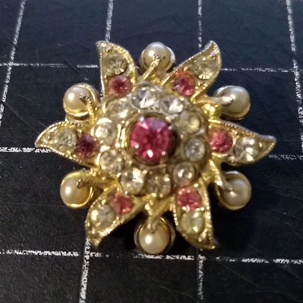 Vintage Coro Flower Brooch, Red & White Rhinestones, Pearls, Gold Toned,… - Picture 7 of 7